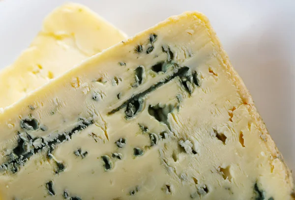 Smaczny niebieski ser z niebieską pleśnią na talerzu, nikt — Zdjęcie stockowe