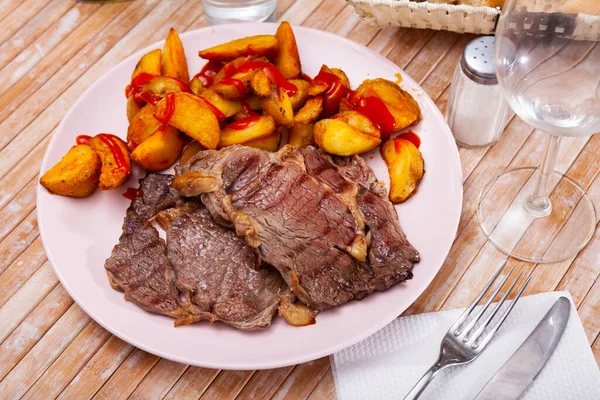 Beef steak with potatoes on white plate — Stock Photo, Image