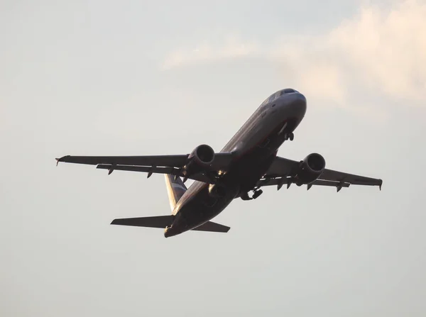 Aeroflot Airbus VQ-BKU roaring from El Prat Airport — Stock Photo, Image