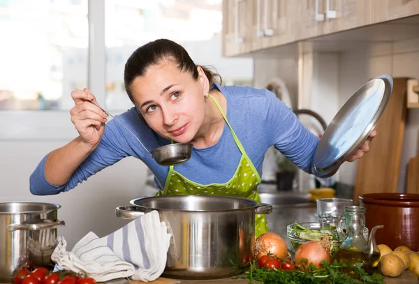 Femme au foyer cuisine soupe de légumes — Photo