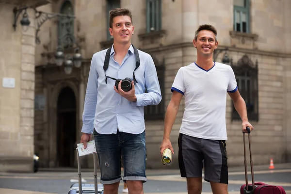 Turisti positivi durante la passeggiata in città — Foto Stock