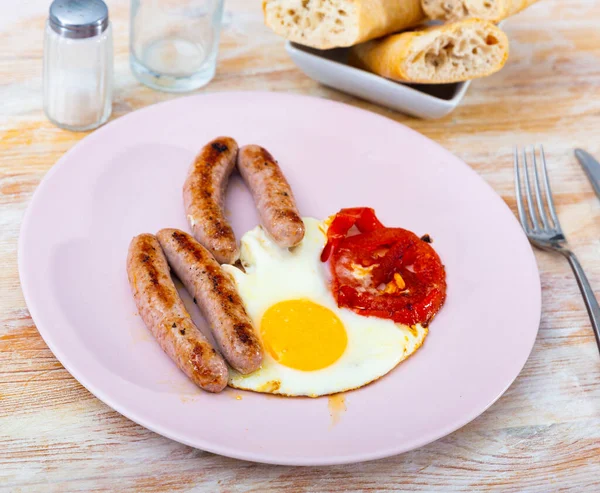 Desayuno saludable de huevos revueltos con salchichas —  Fotos de Stock