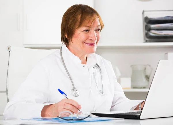 Médico trabalhando efetivamente — Fotografia de Stock