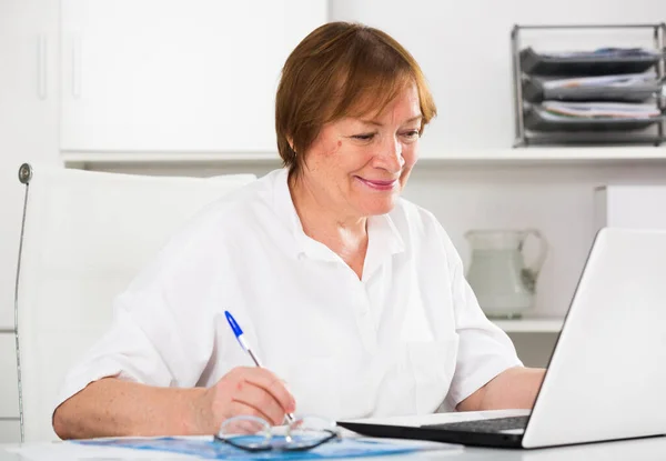 Woman working productively — Stock Photo, Image