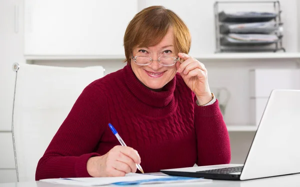 Frau arbeitet produktiv — Stockfoto