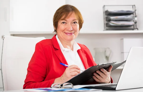 Frau arbeitet produktiv — Stockfoto