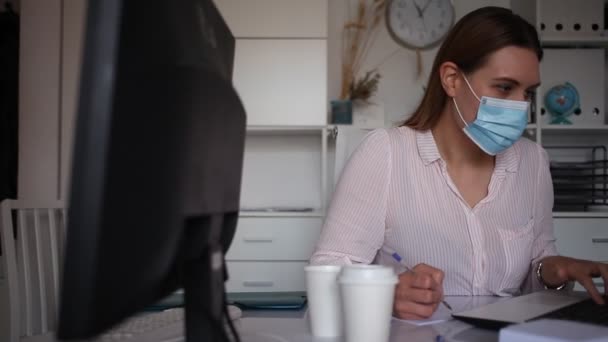 Retrato de joven empresaria en máscara médica protectora en oficina — Vídeos de Stock