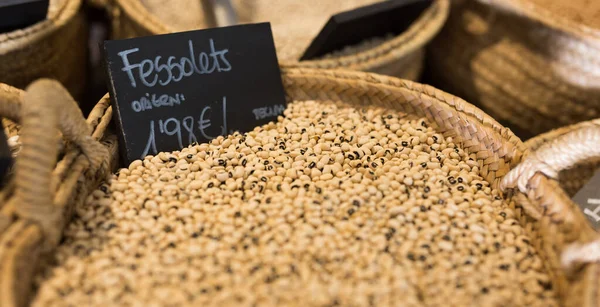 Erwten met zwarte ogen in rieten mandje op de plank van de supermarkt — Stockfoto