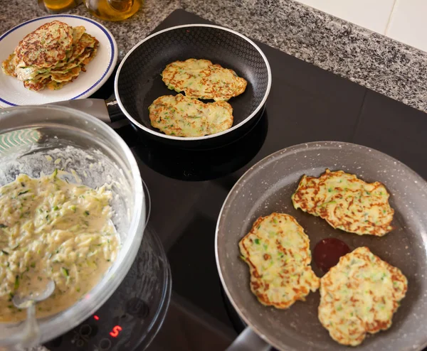 Crêpes aux courgettes de cuisson — Photo