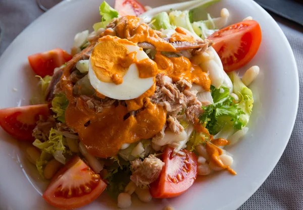 Salat Xatonada mit Thunfischkonserven und gesalzenen Sardellen — Stockfoto