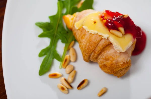 Croissant s camembert a malinový džem — Stock fotografie