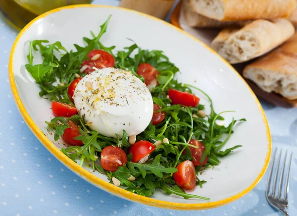 Salade fraîche au fromage Burrata — Photo