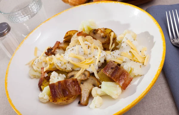 Baked potatoes with cauliflower, bacon, cheese sauce — Stock Image Baked potatoes with cauliflower, bacon, cheese sauce Stock Photo