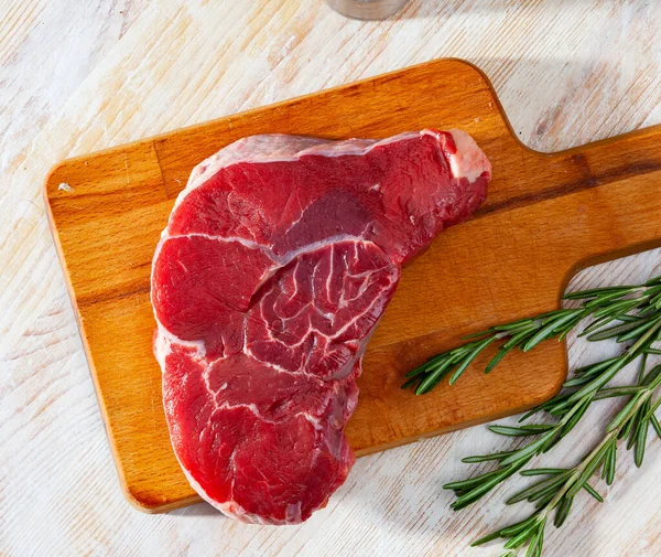 Čerstvý syrový hovězí steak — Stock fotografie