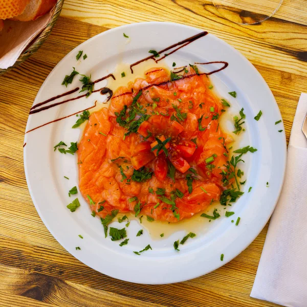 Laksekarpaccio med tomat og balsamisaus – stockfoto