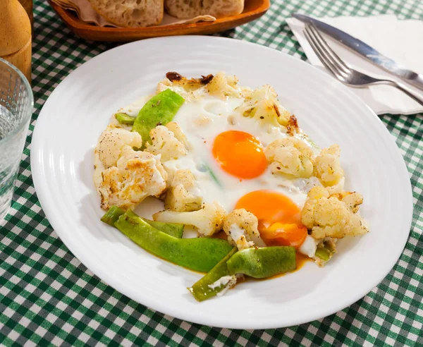 Tasty fried eggs with cauliflower — Stock Photo, Image