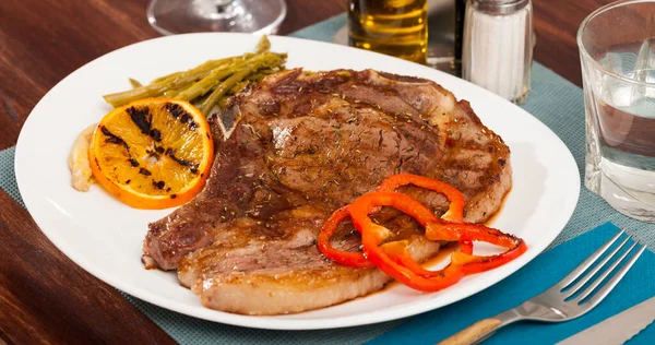 Entrecote con espárragos y naranja — Foto de Stock