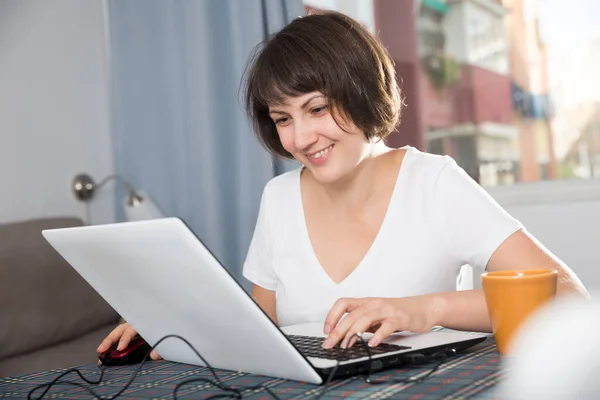 Donna che lavora al computer portatile a casa — Foto Stock