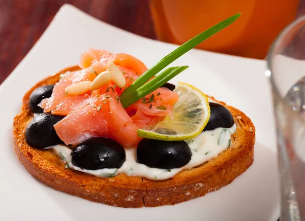 Krem soslu kızarmış ekmek, somon balığı ve zeytin. — Stok fotoğraf