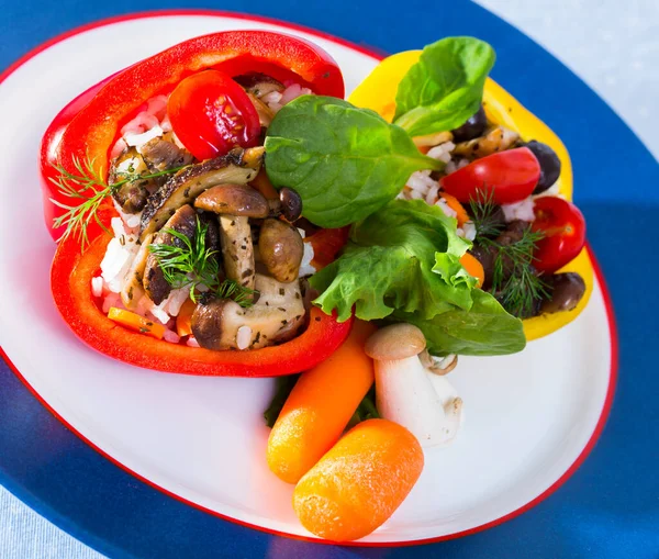 Paprika gefüllt mit Waldpilzen, Reis, Gemüse, Gemüse, Gemüse — Stockfoto