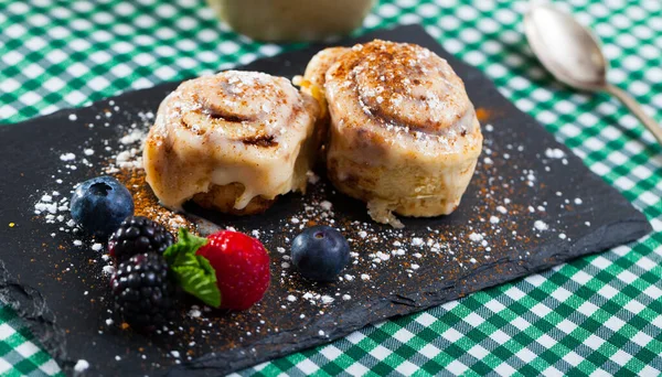 Cinnabons σερβιρισμένα με φρέσκα μούρα — Φωτογραφία Αρχείου