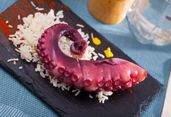 Lahodné vařené chobotnicové chapadla na sekací desce — Stock fotografie