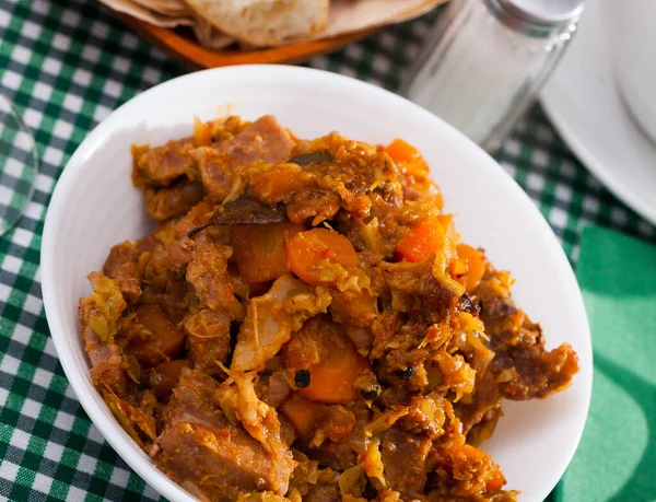 Schweinefleisch mit Kohl — Stockfoto