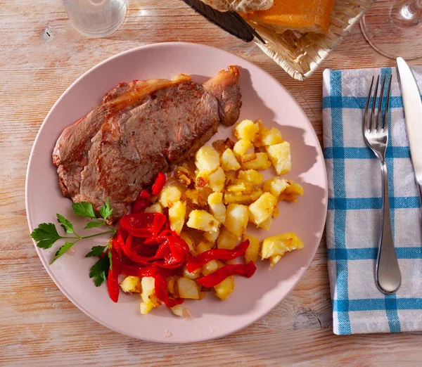 Beef entrecote with french fries and stewed bell peppers at plate — Stock Photo, Image