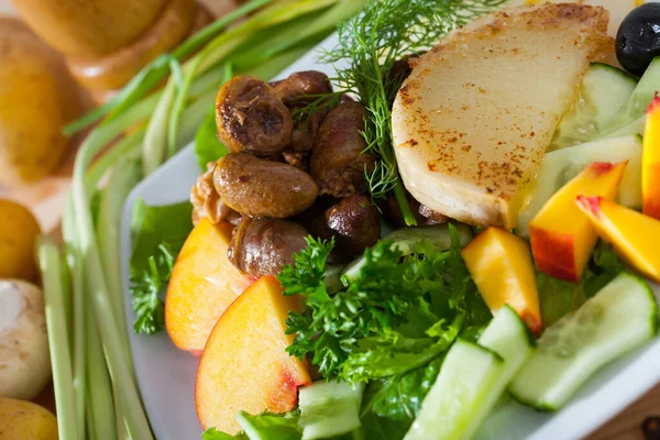 Salade met kippenhart en gebakken kaas — Stockfoto