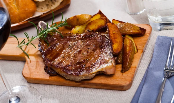 Juicy roasted entrecote — Stock Photo, Image