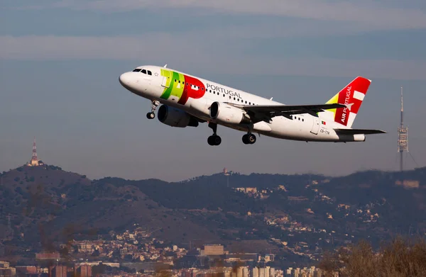 TAP Air Portugal Airbus A319 CS-TTK despegando del Aeropuerto de Barcelona — Foto de Stock