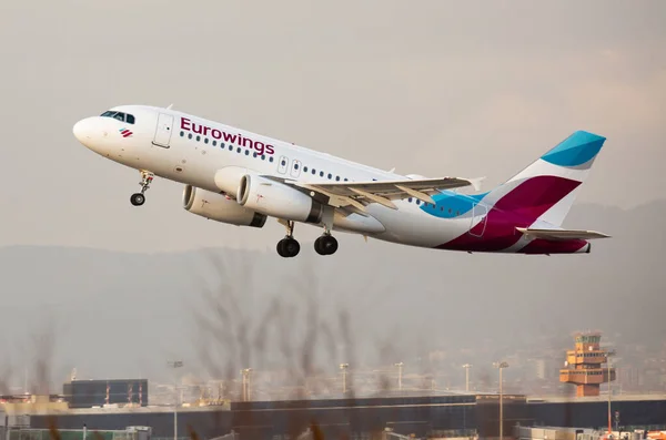 Avión La aerolínea Eurowings Airlines despega del aeropuerto de Barcelona El Prat. Número de la Junta D-AGWN — Foto de Stock