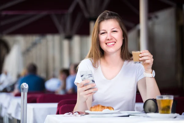 La persona femminile sta bevendo caffè — Foto Stock