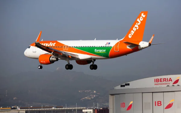 EasyJet Airbus OE-IVT acercándose a pista en el aeropuerto de El Prat — Foto de Stock
