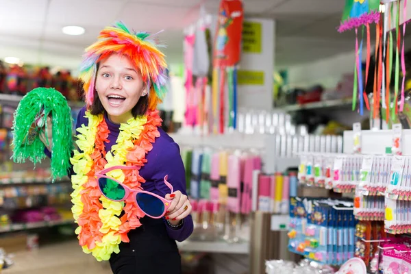Vrouw hebben plezier in festival outfits winkel — Stockfoto