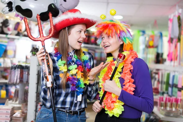 Amigas divirtiéndose en la tienda de trajes de festival —  Fotos de Stock