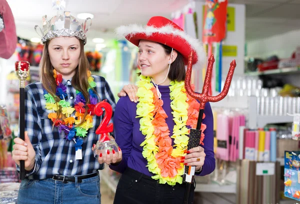Meninas brincando na loja de acessórios festivos — Fotografia de Stock