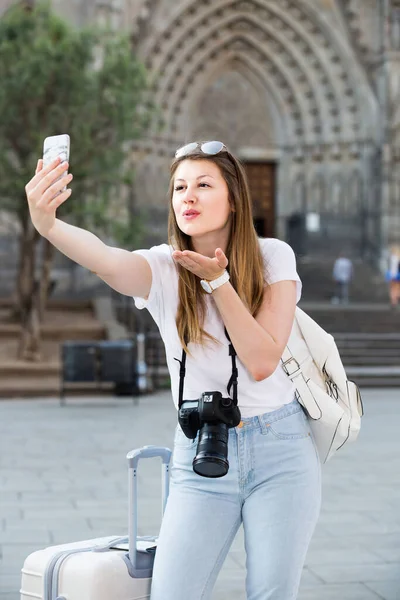 Młody podróżnik spaceruje po mieście i robi selfie — Zdjęcie stockowe