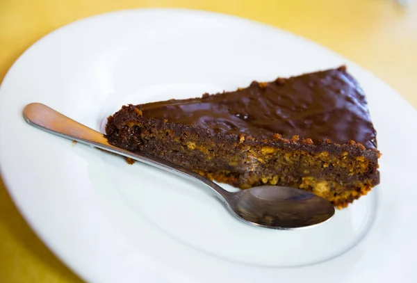 Bolo de biscoito de chocolate doce servido com creme de chocolate e no prato — Fotografia de Stock