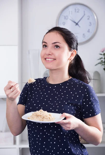 Mujer sonriente desayunando —  Fotos de Stock