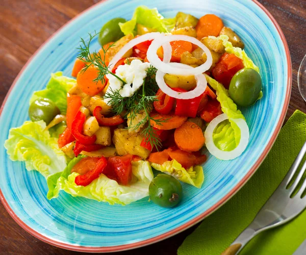 Varm sallad med bakade grönsaker — Stockfoto