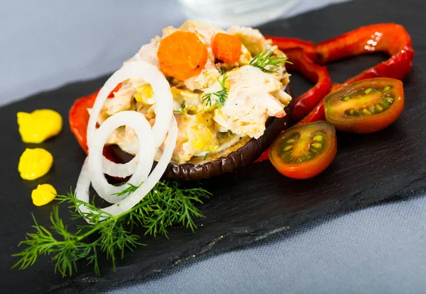 Salada de frango servida em berinjela — Fotografia de Stock