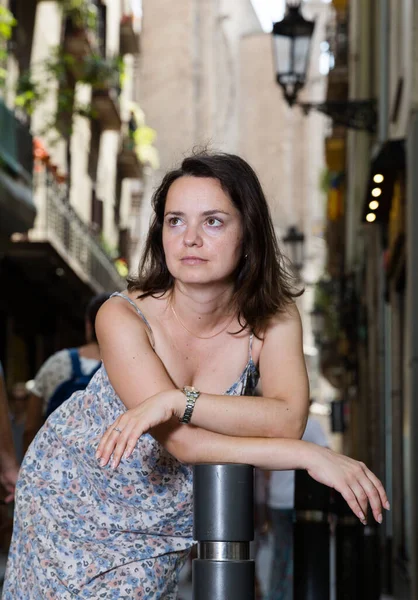 Meisje wandelen in de stad straten — Stockfoto