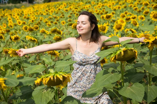 Meisje in zonnebloemen veld — Stockfoto