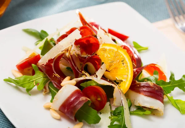 Салат з качиної шинки з овочами — стокове фото