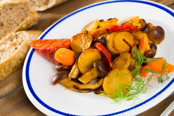 Pommes de terre poêlées aux champignons et chorizo — Photo