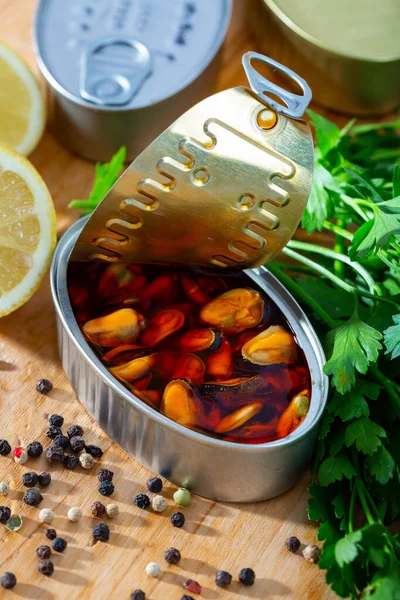 Deliciously pickled mussels with lemon and greens, nobody — Stock Photo, Image