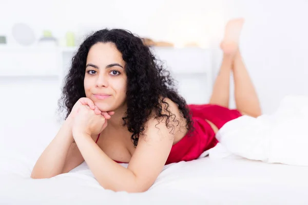 Frau in Dessous genießt Liegen im Bett — Stockfoto