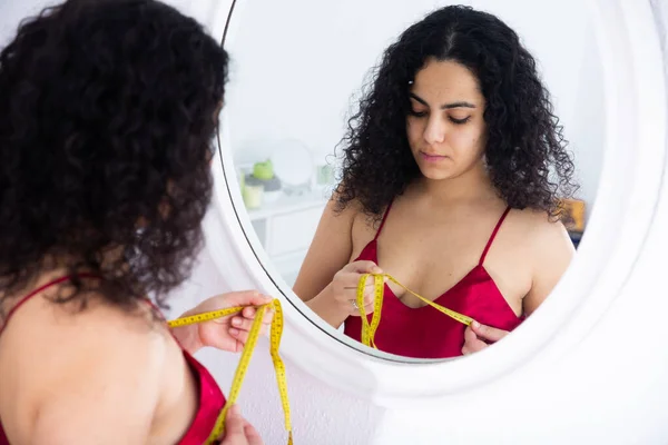 Mujer que mide el tamaño del busto usando cinta métrica —  Fotos de Stock