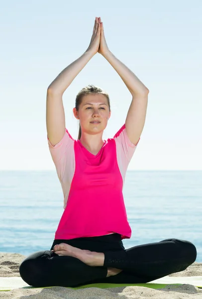 Sahilde yoga yapan kız. — Stok fotoğraf